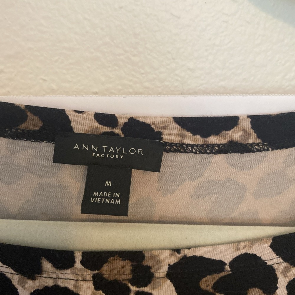 Ann Taylor Leopard 3/4 Sleeve Top Med Stretch‎ J1 - Picture 2 of 3